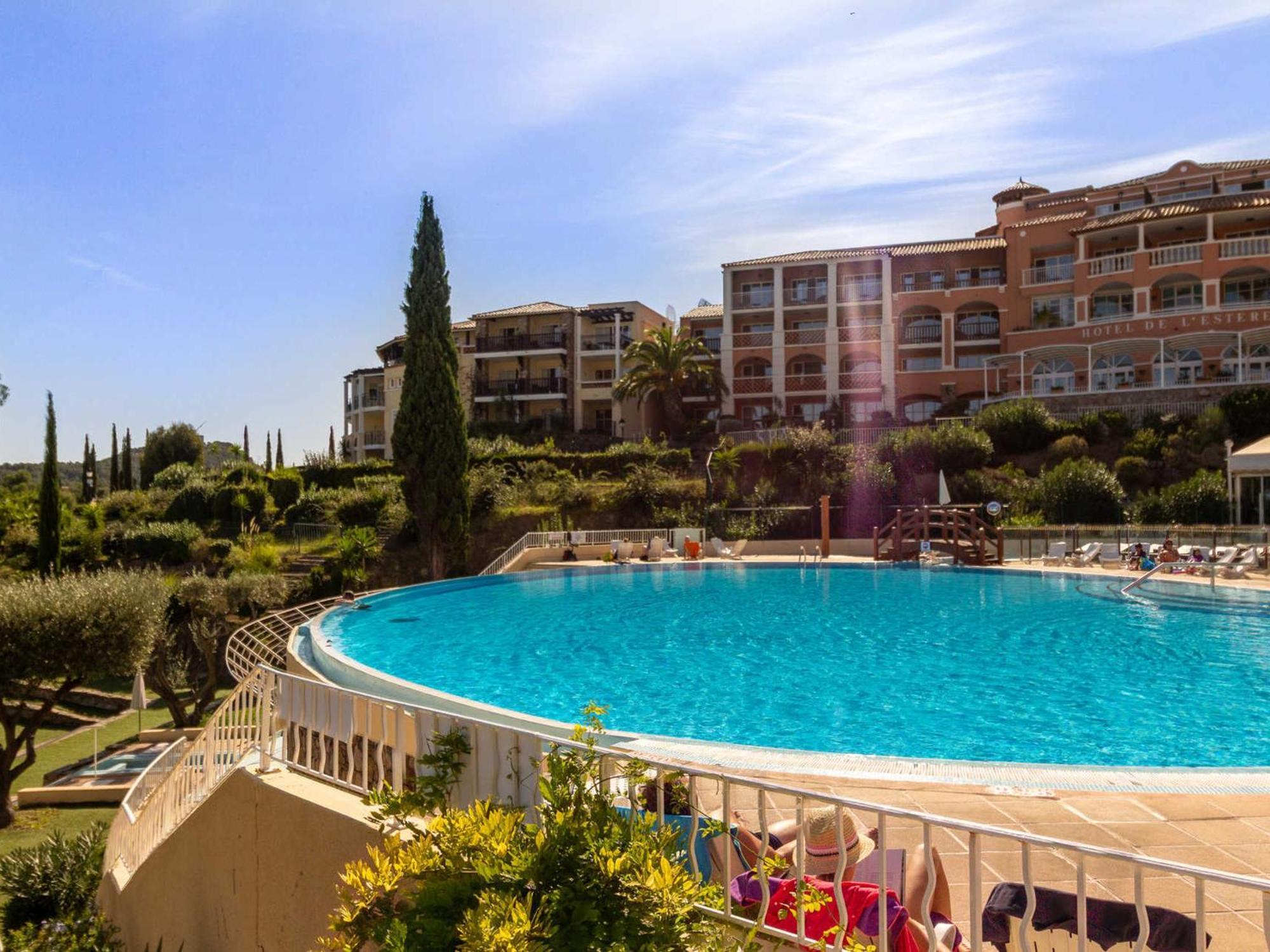 3 Pieces Avec Terrasse, Piscine Et Parking A Saint-raphael - Fr-1-504-606 Apartment